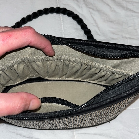 Baskets of Cambodia NWOT! Small basket bag with removable straps. - Picture 3 of 5